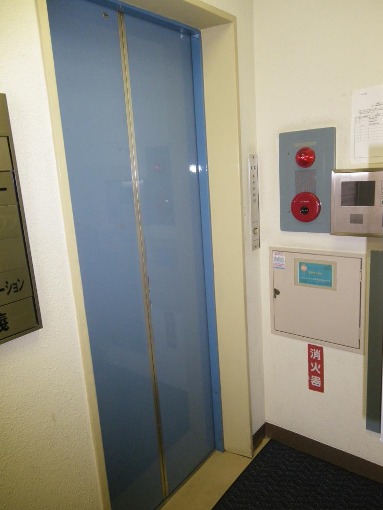 箱健ビルのエレベーター