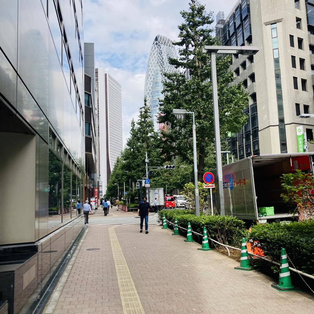 西新宿高木ビルのビル前面道路