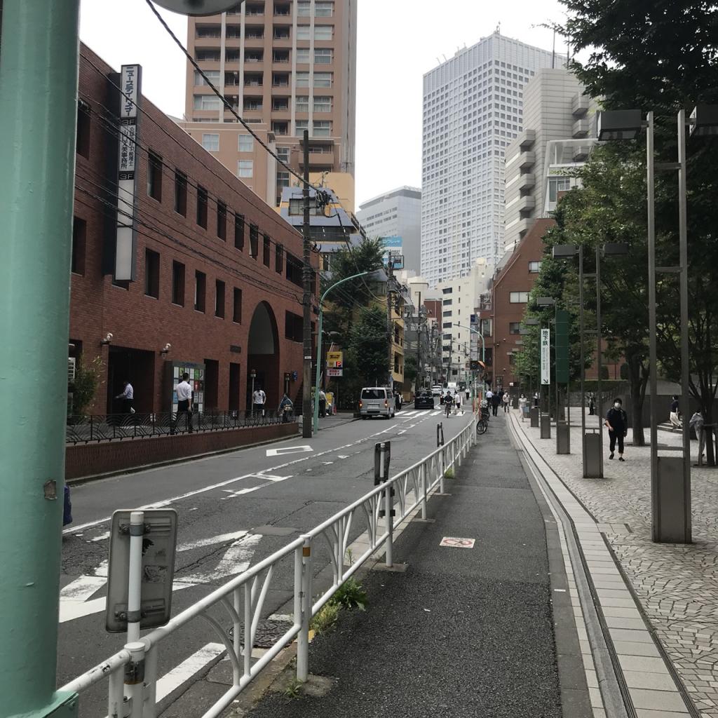 新宿マインズタワーのビル前面道路