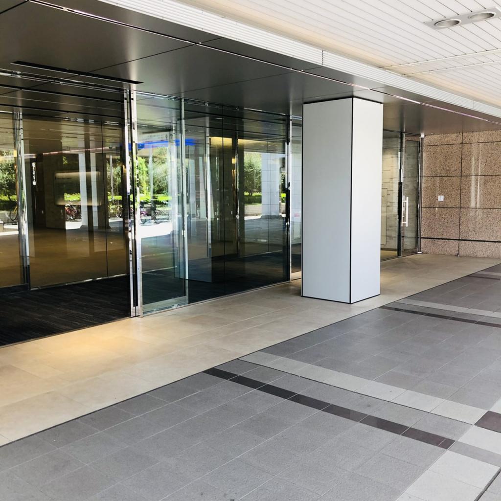 東京フロントテラスのオフィスビル出入口