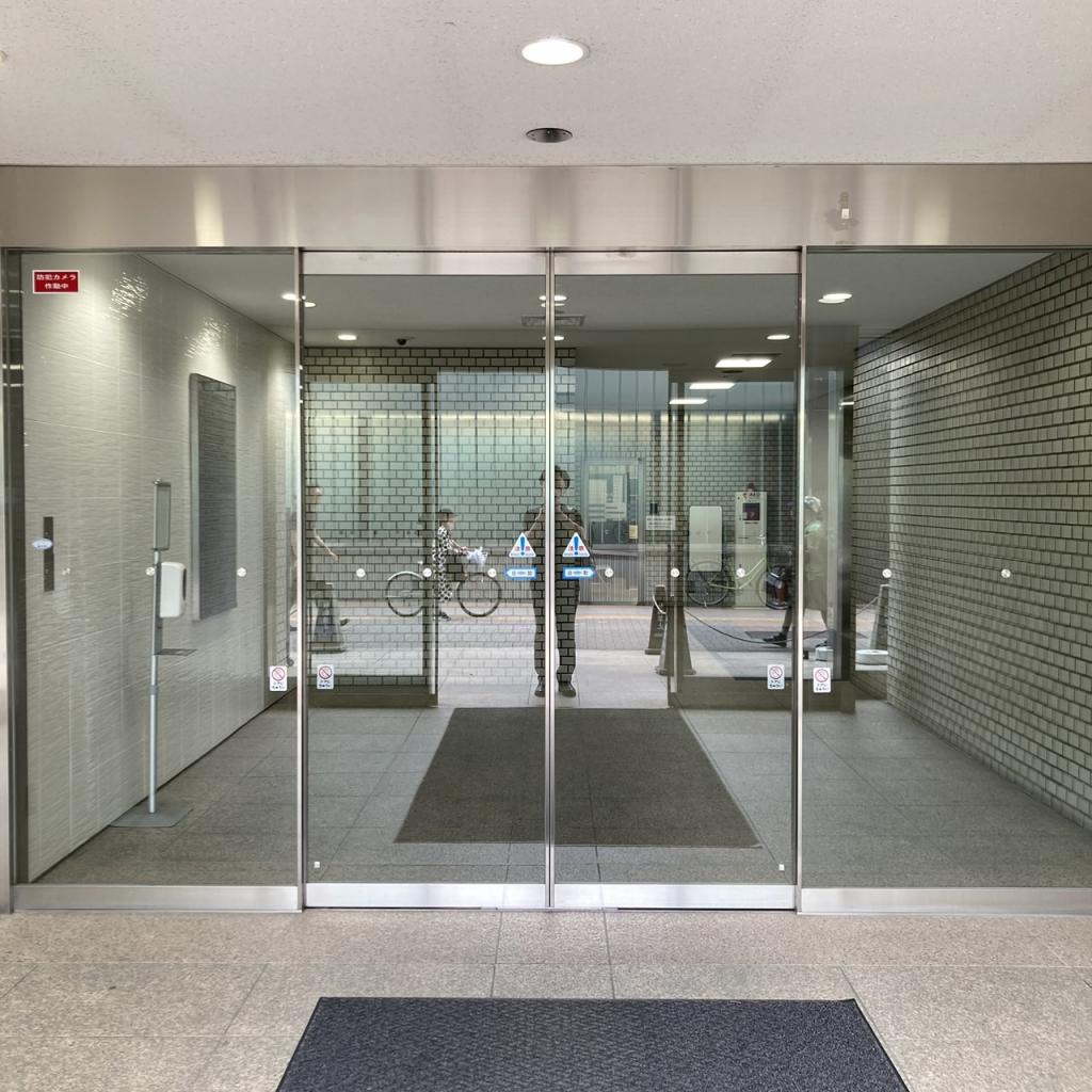 新横浜第一生命ビルのオフィスビル出入口