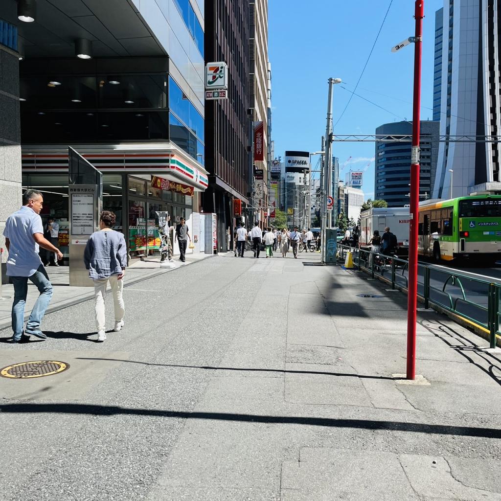 西新宿大京ビルの前面歩道