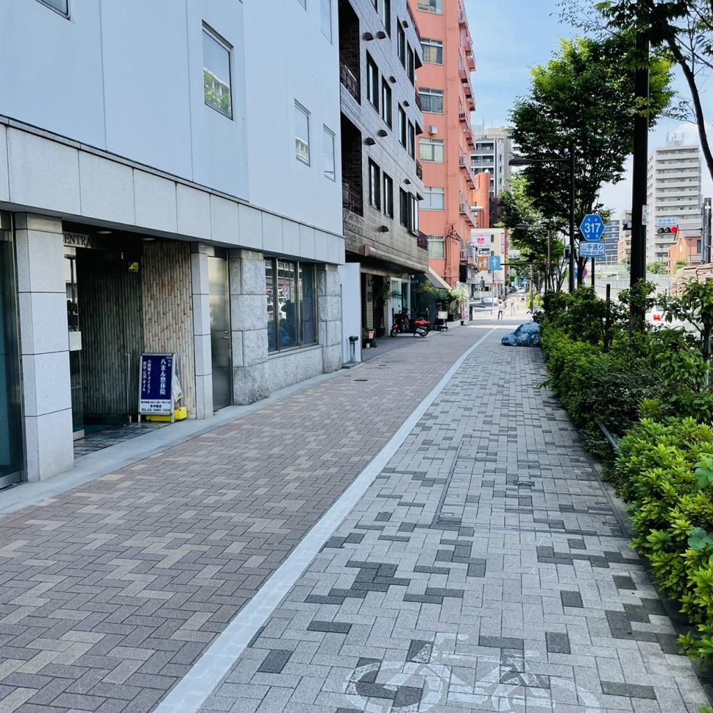 東京セントラル代々木のビル前面道路