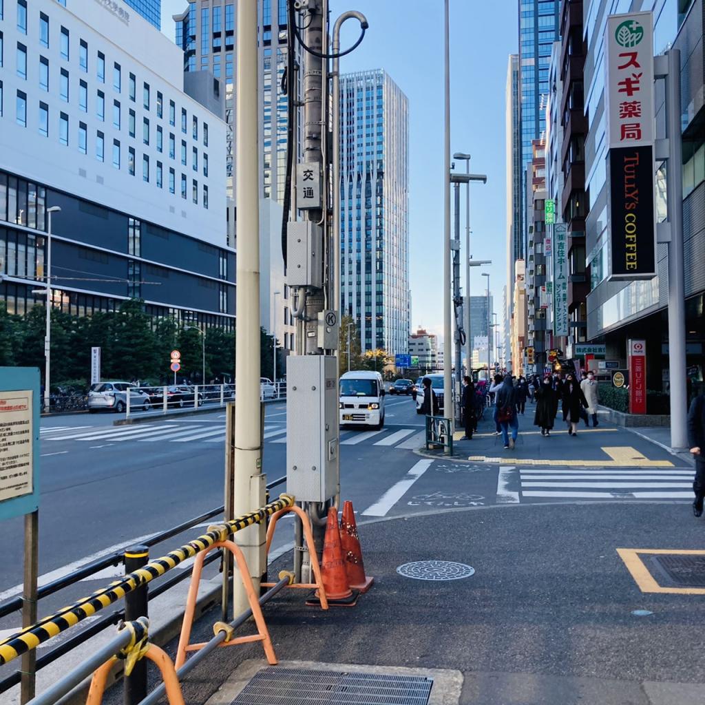 野村不動産西新宿ビルのビル前面道路