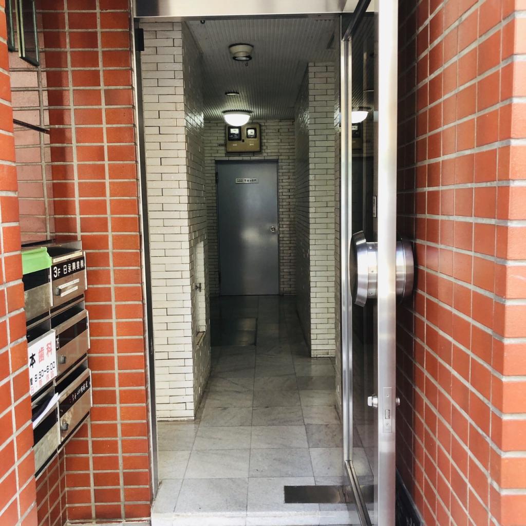千代田東洋ビルのオフィスビル出入口