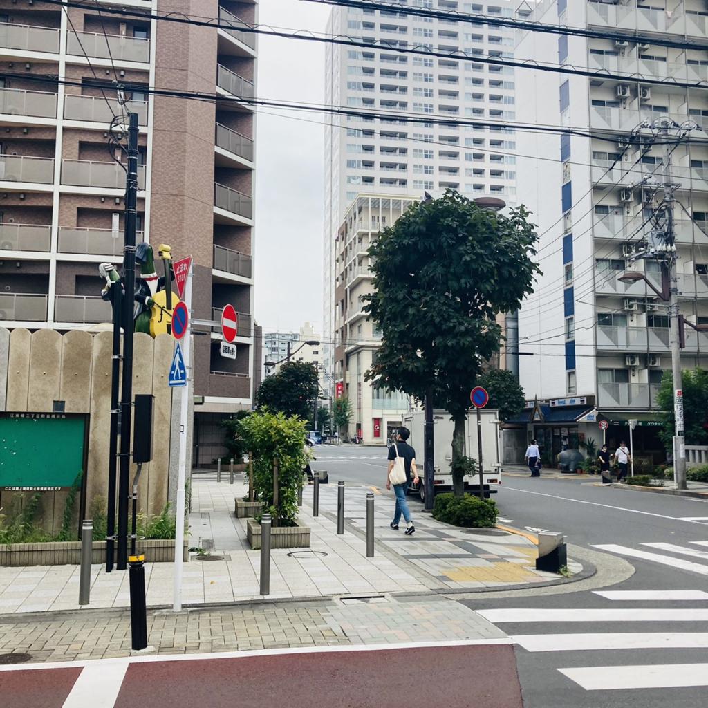 富士ソフトビルのビル前面道路