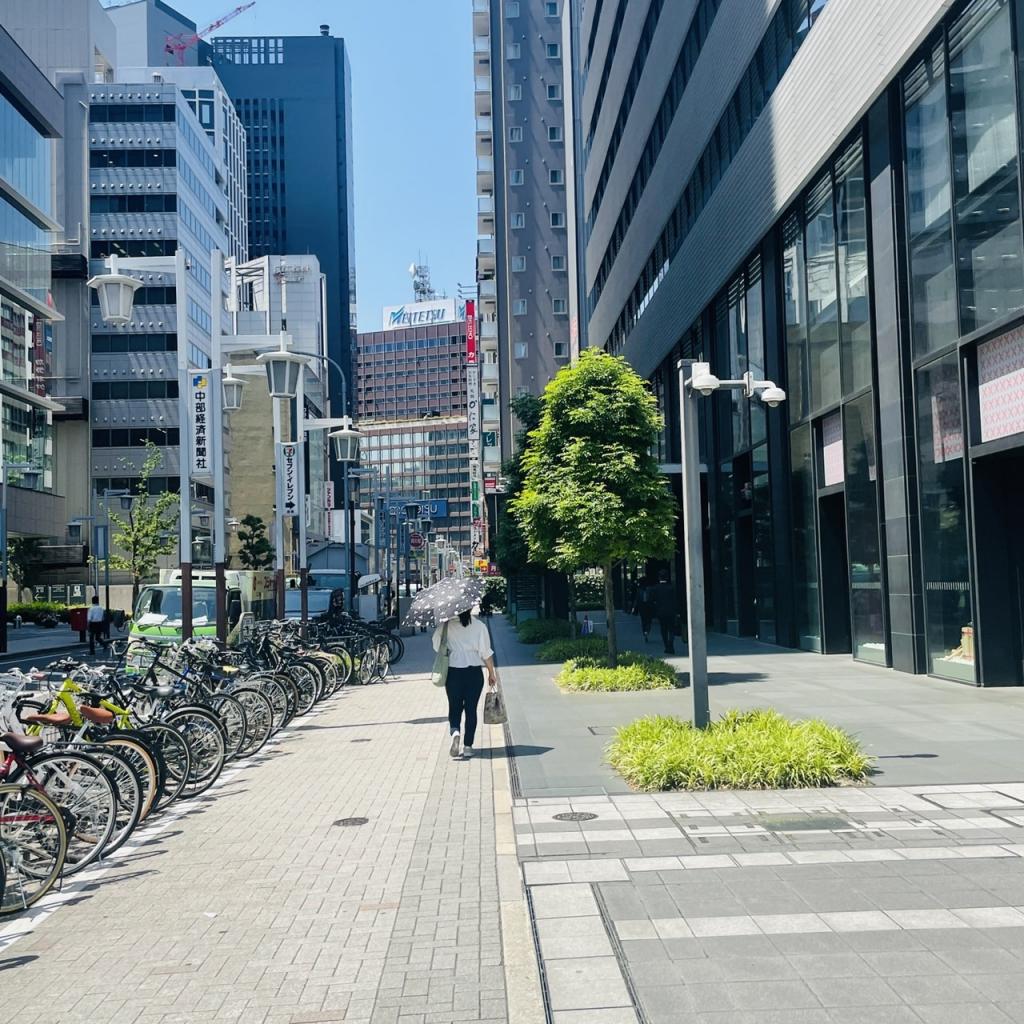 名古屋クロスコートタワーの前面歩道