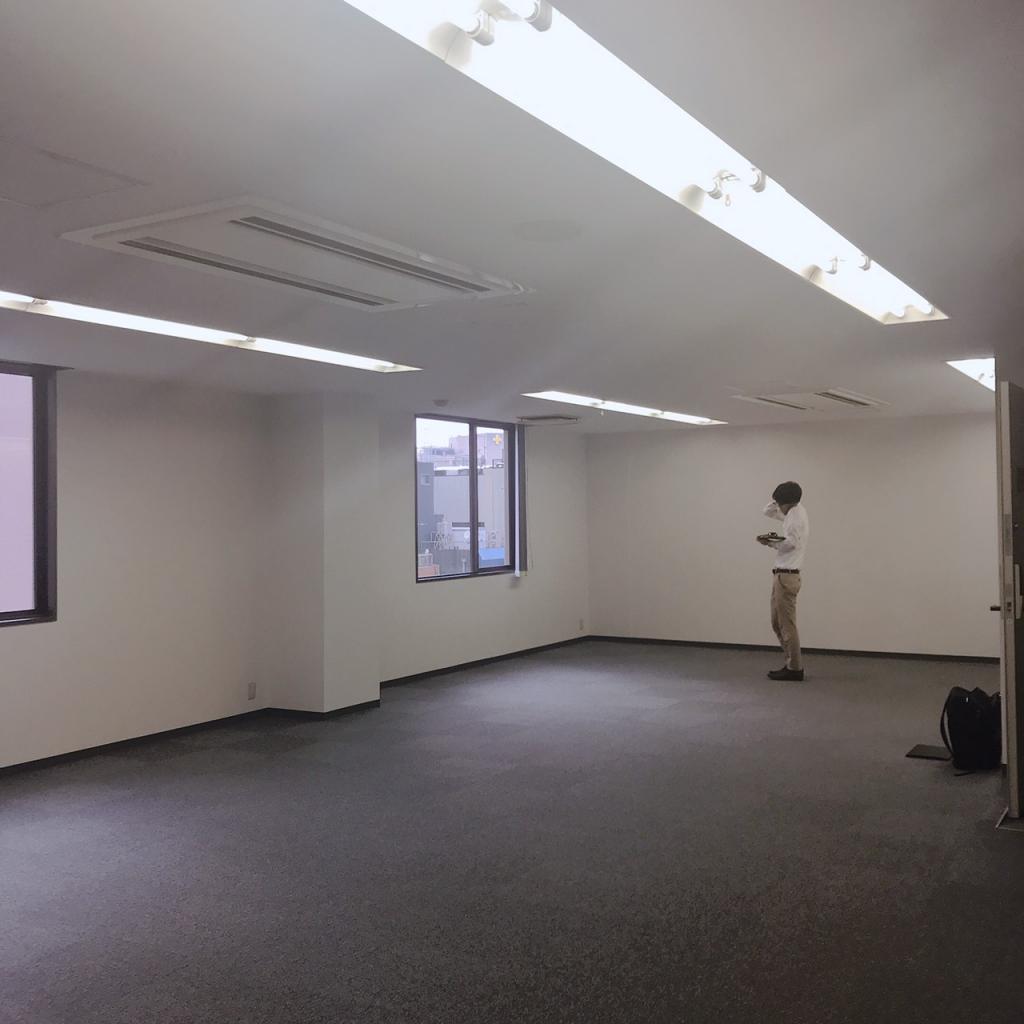 新横浜フジカビルの8階 室内