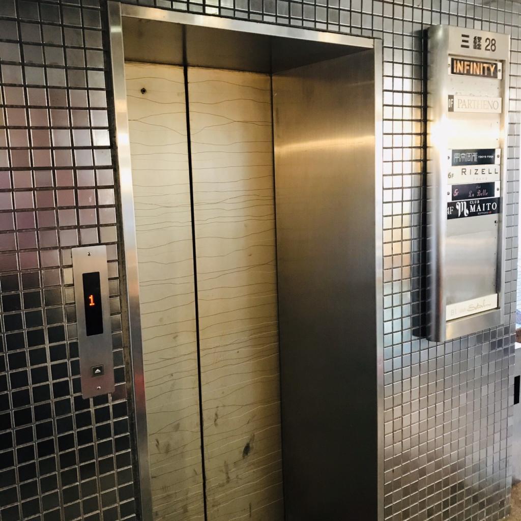 三経２８ビルの正面玄関 エレベーター
