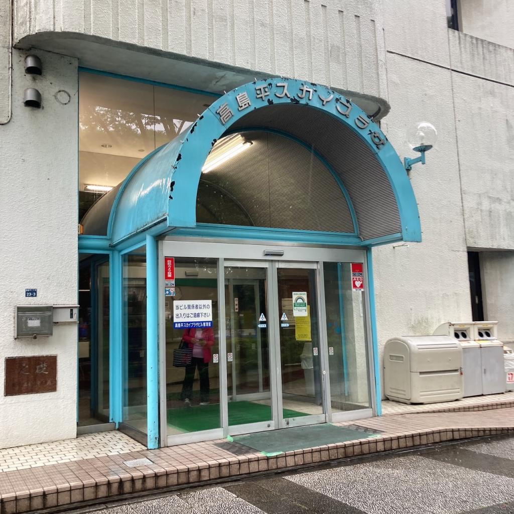 高島平スカイプラザのオフィスビル出入口