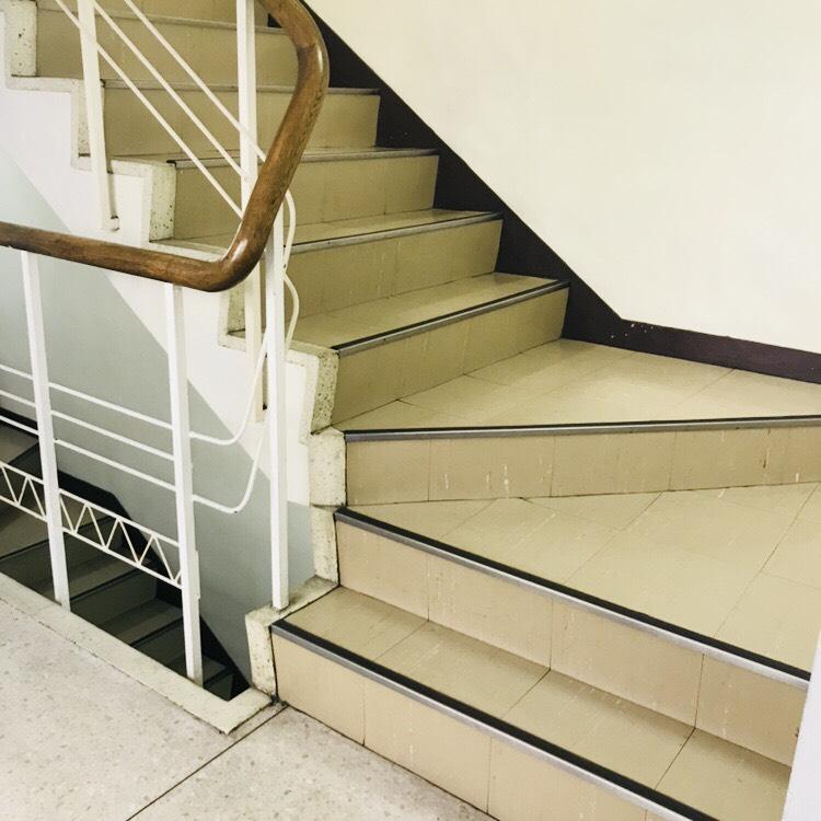 日経タイプビルの階段