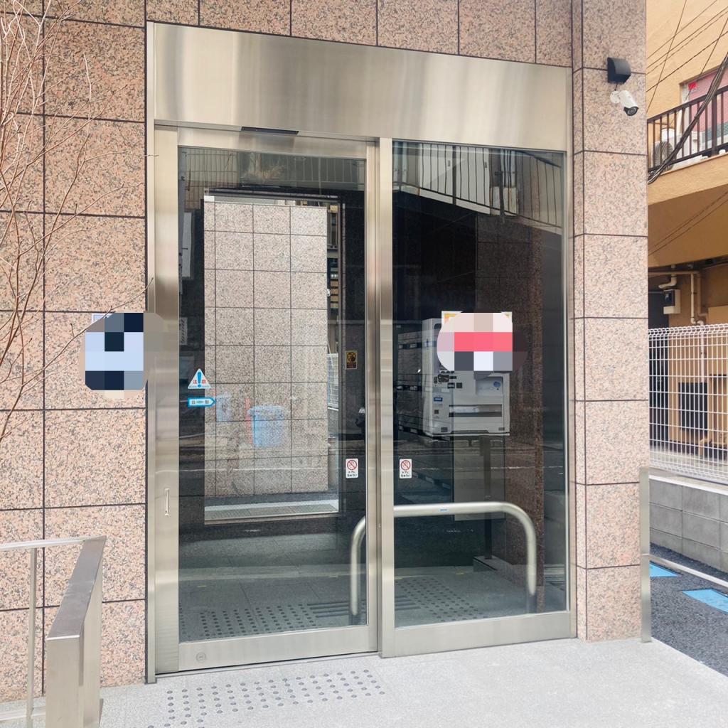 川口三栄ビルのオフィスビル出入口