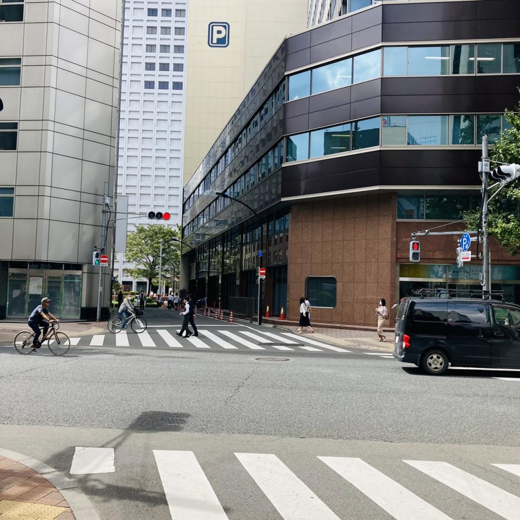 西新宿甲州ビルのビル前面道路