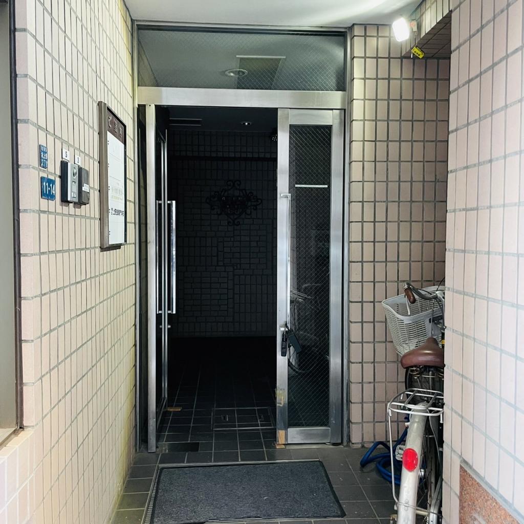 小松上野ビルのオフィスビル出入口