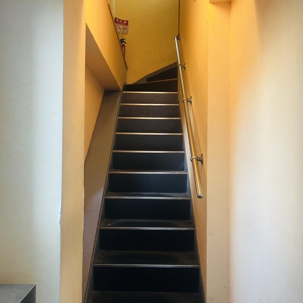 安楽ビルの階段