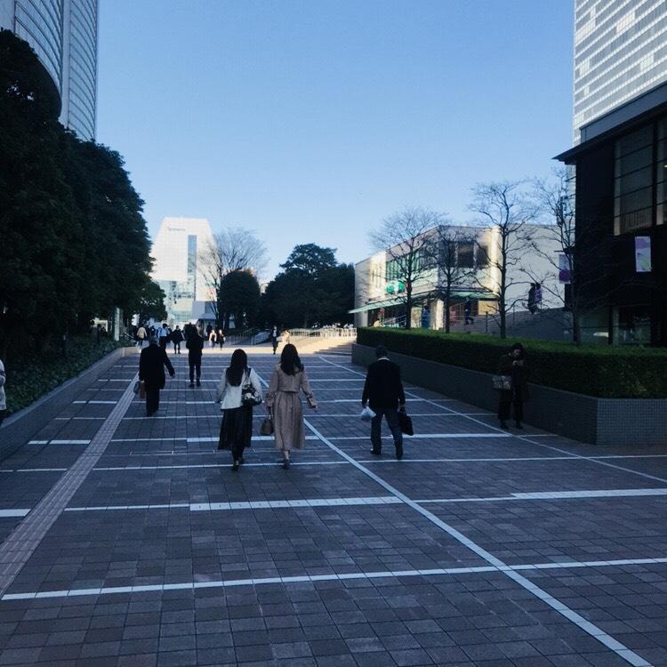 小田急サザンタワーのビル前面道路