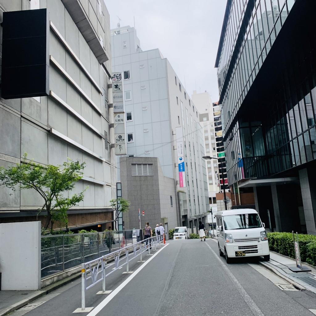 クロスオフィス渋谷のビル全面道路