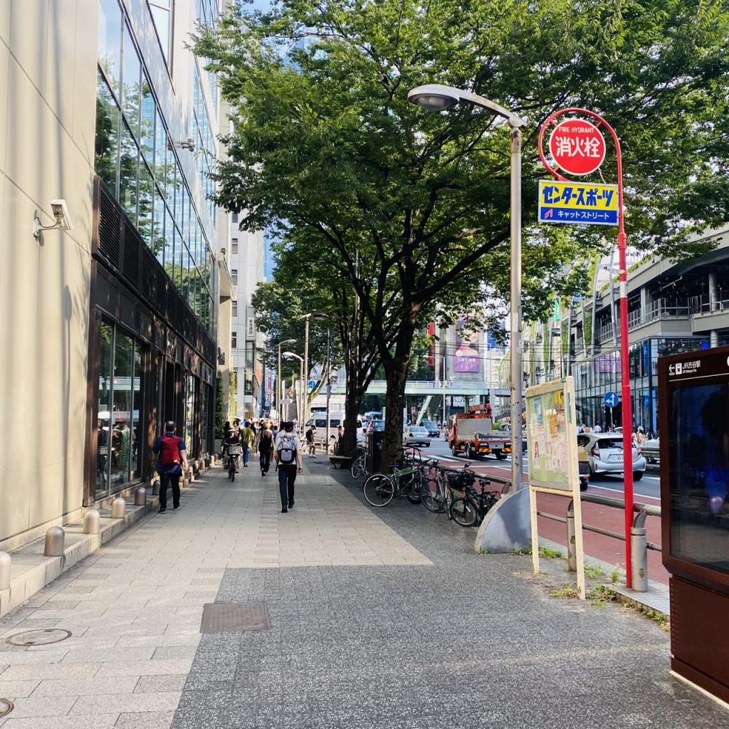 渋谷ワールドイーストビルの前面歩道