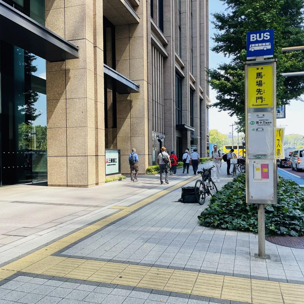 丸の内二重橋ビルディング（東京商工会議所ビル）の前面歩道