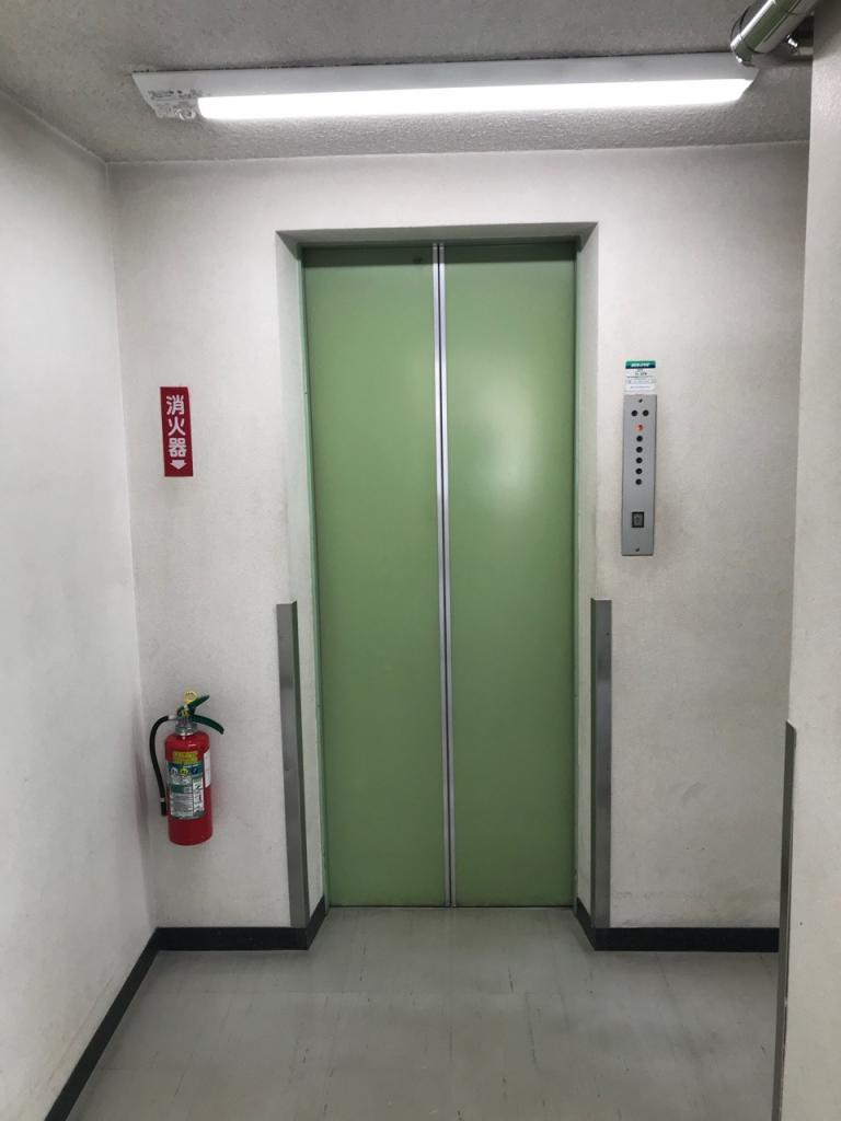中栄ビルのエレベーター