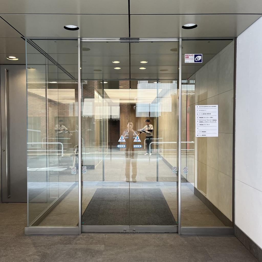 ＴＨＥ ＣＲＯＳＳ 神田のオフィスビル出入口
