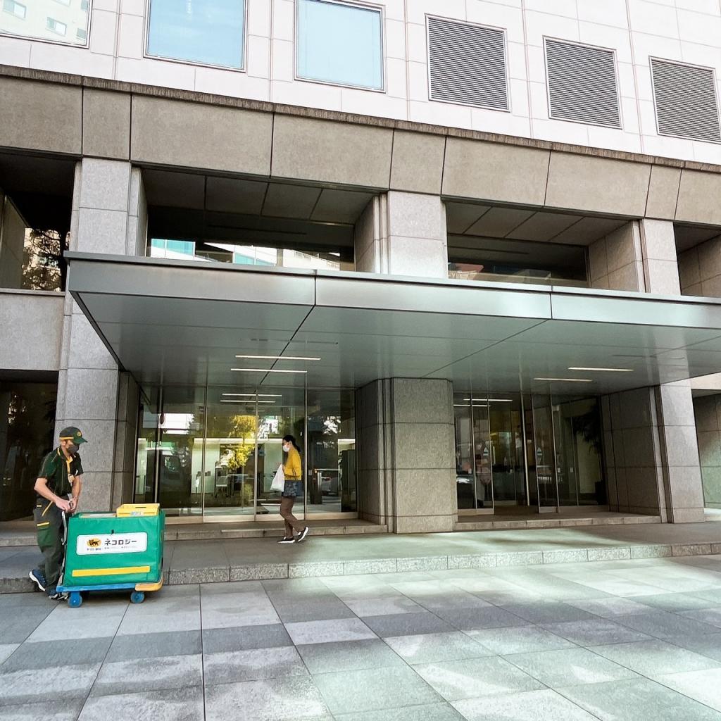 東京ダイヤビル１号館のオフィスビル出入口