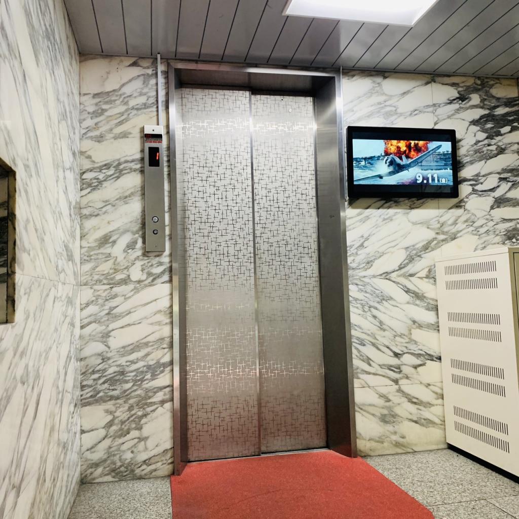 明和ビルのエレベーター