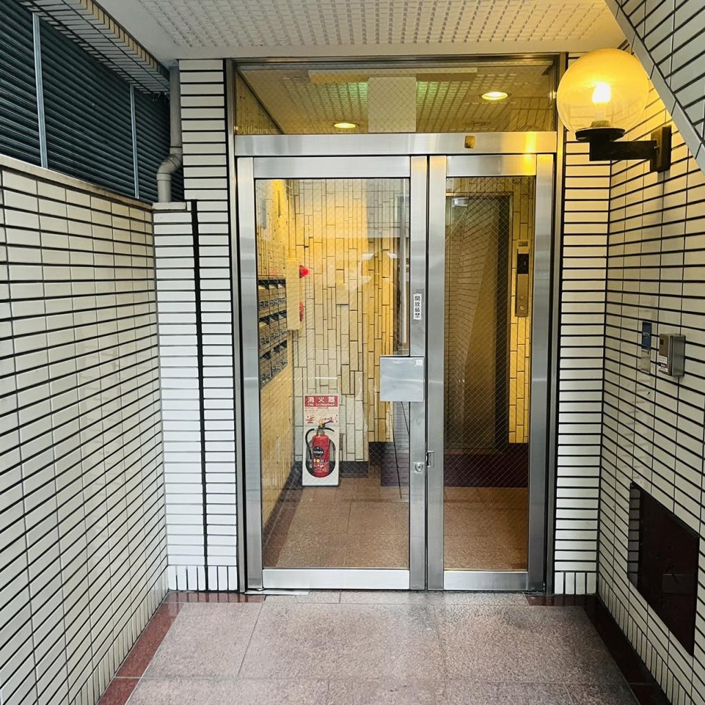 西新宿成和ビルのオフィスビル出入口
