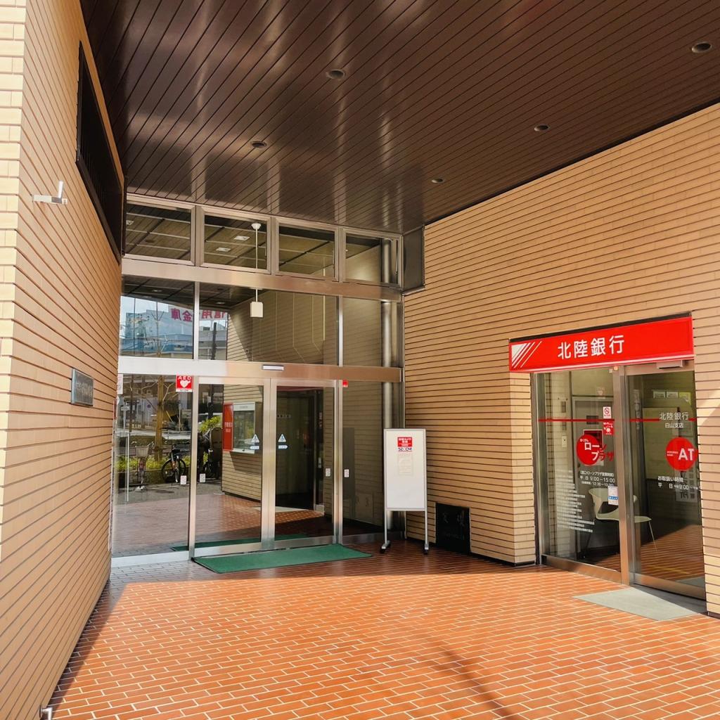 東京富山会館ビルディングのオフィスビル出入口