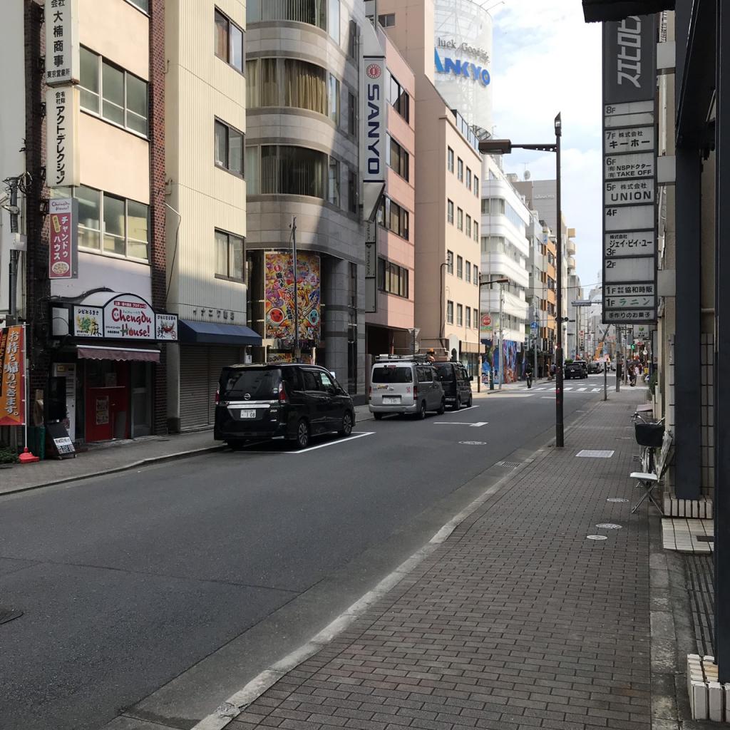 上野野本ビルのビル前面道路