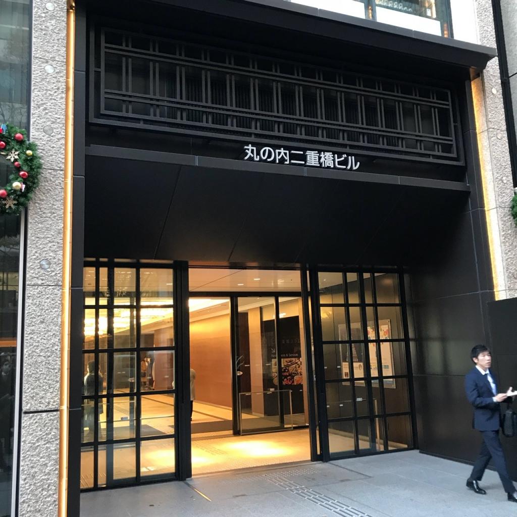 丸の内二重橋ビルディング（東京商工会議所ビル）のオフィスビル出入口