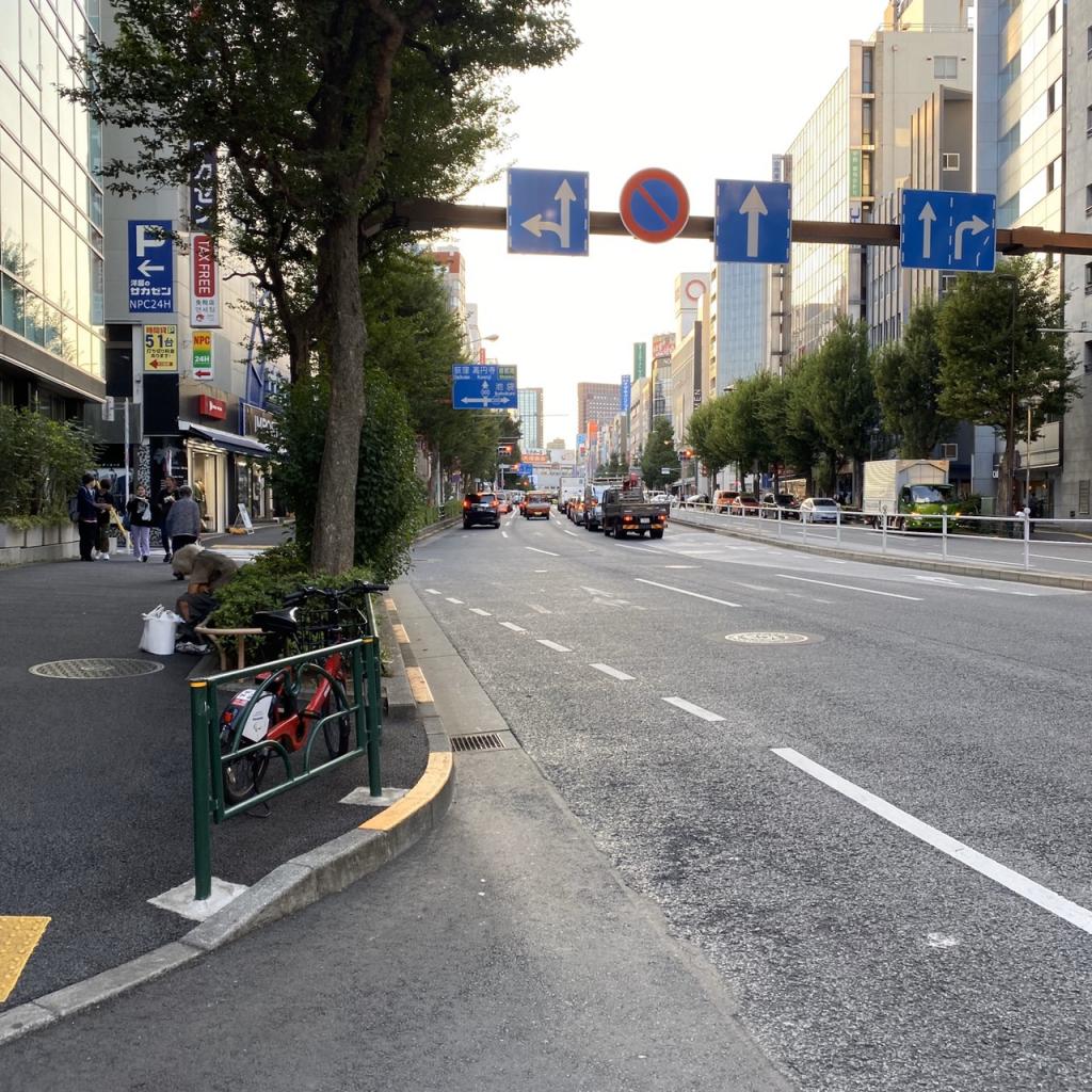 新宿北斗ビルのビル前面道路