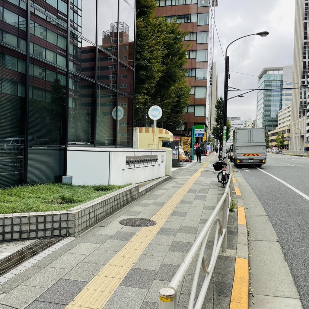 三田４３ＭＴビル別棟の前面歩道