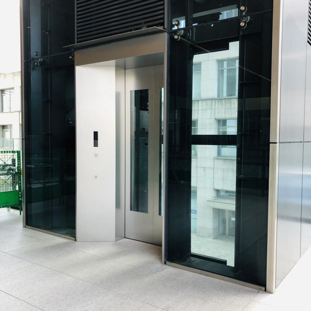 横浜コネクトスクエアの店舗用エレベーター