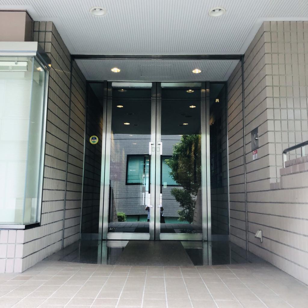 福吉坂ビルのオフィスビル出入口