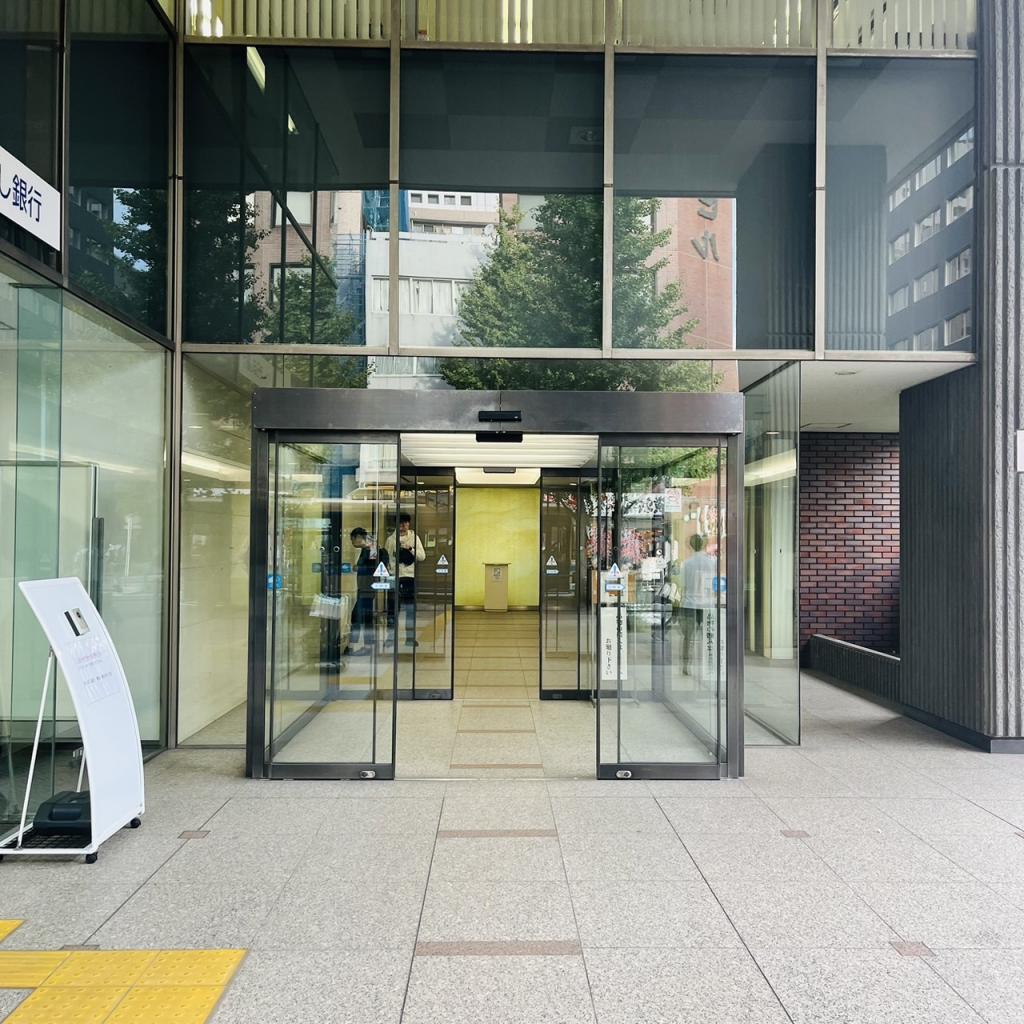 京阪横浜ビルのオフィスビル出入口