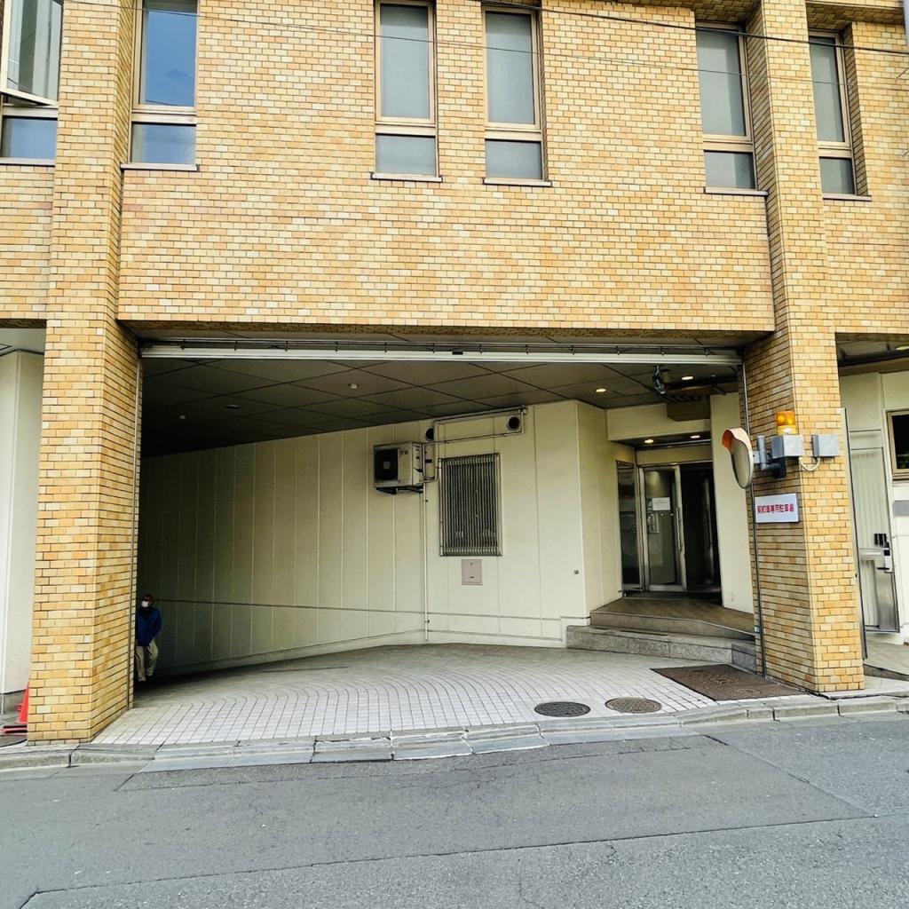 ＫＤＸ仙台本町ビルの駐車場出入口