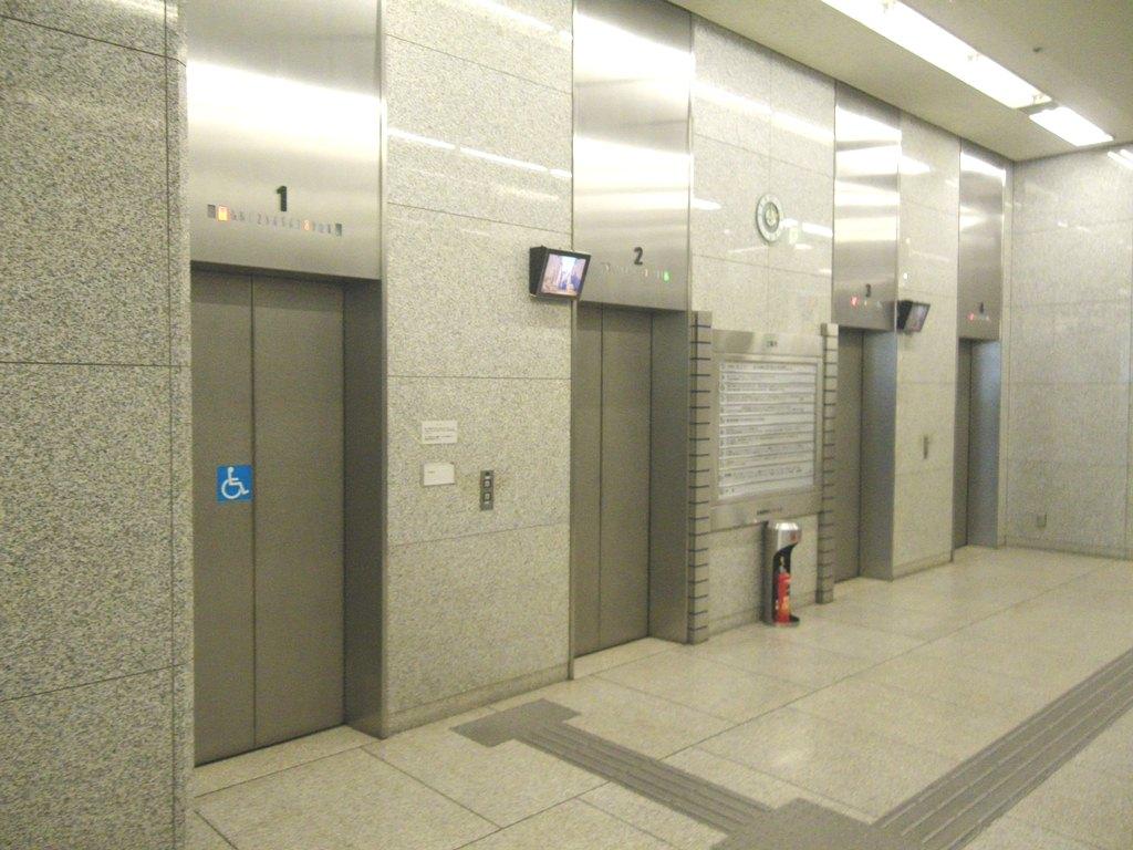 産業貿易センタービルのエレベーター