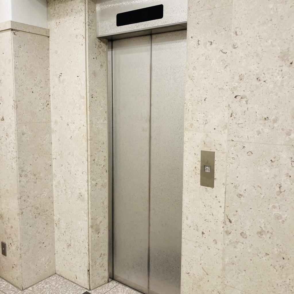 雄邦ビルのエレベーター