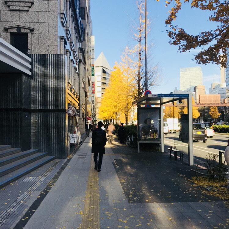 新宿三井ビルディング２号館のビル前面道路