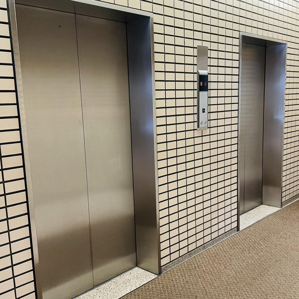 興信（日通住商神田）ビルのエレベーター