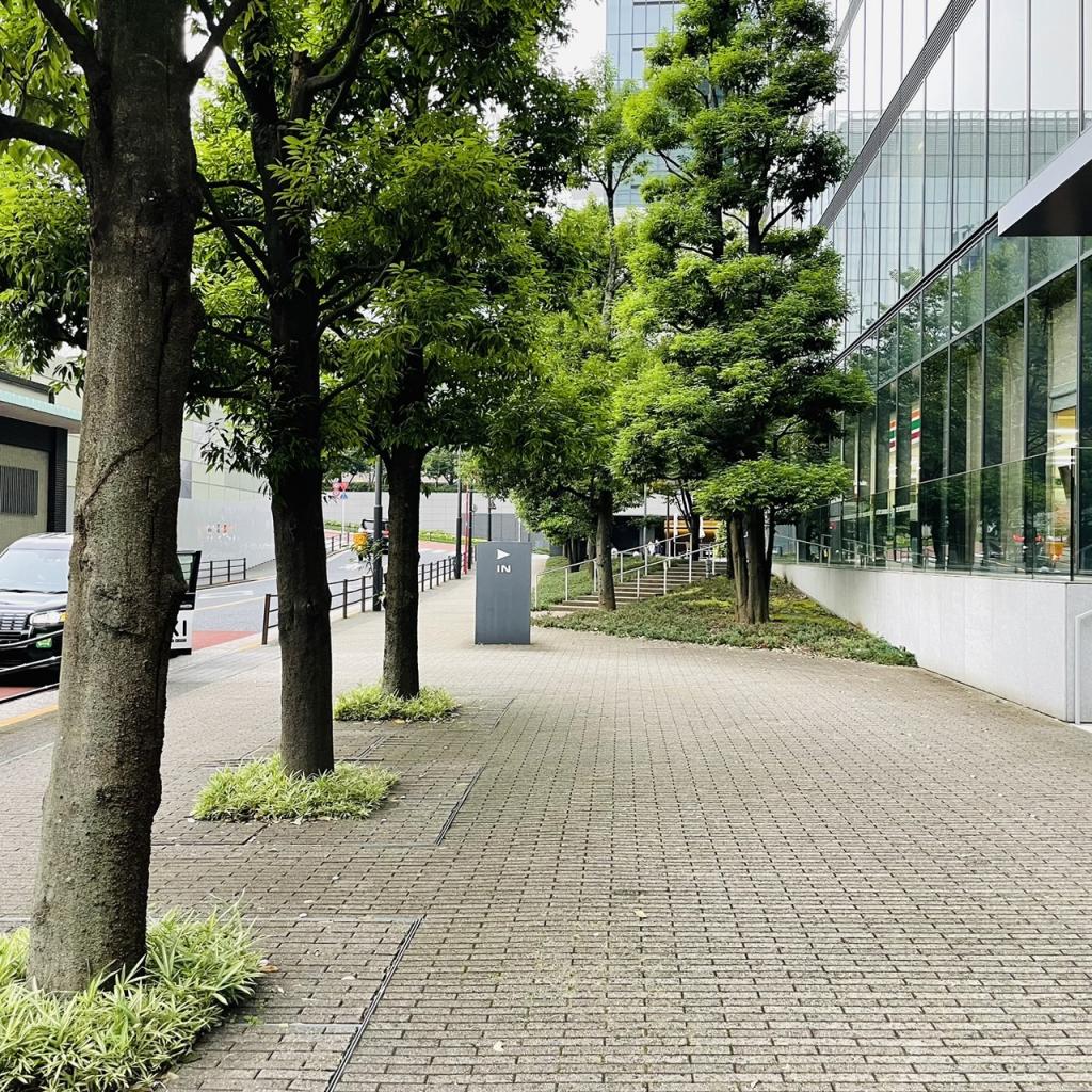 虎ノ門タワーズオフィスの前面歩道