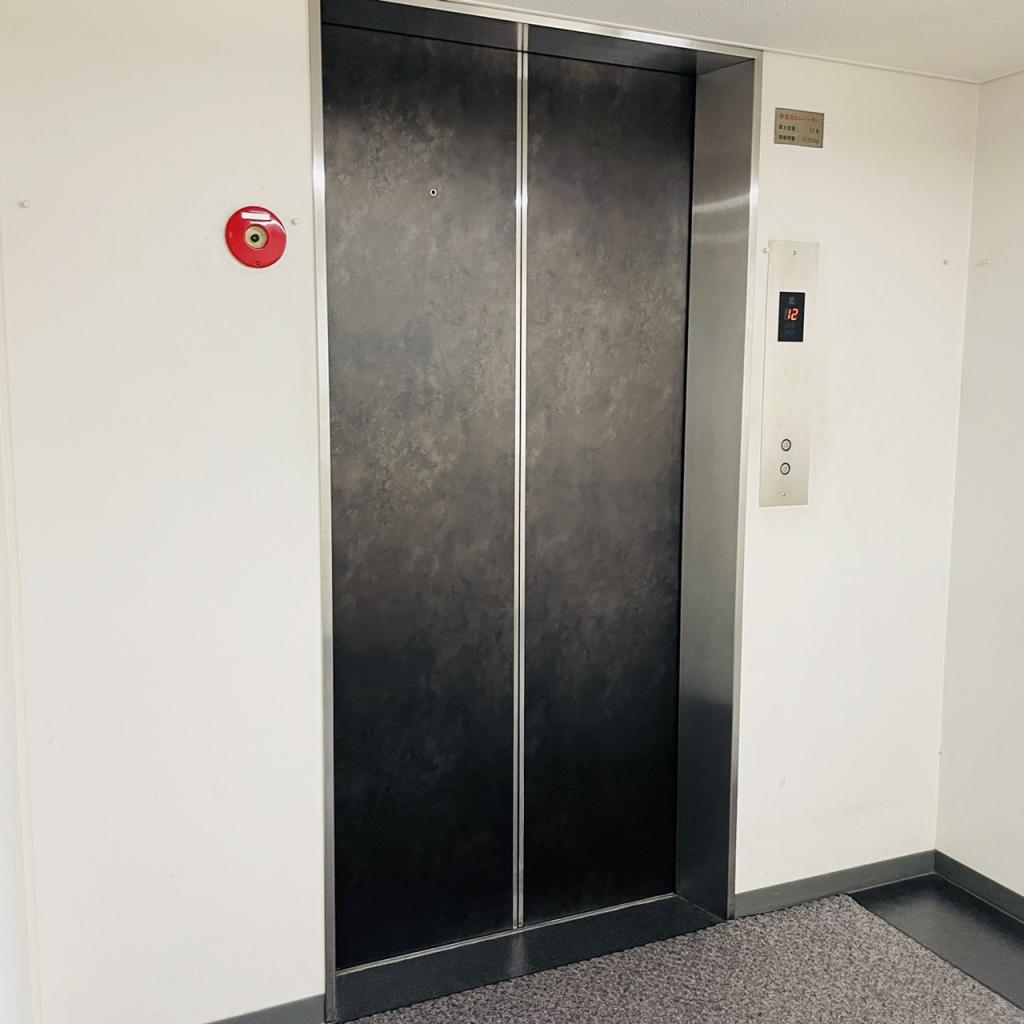 名古屋鴻池ビルディングの人荷用エレベーター