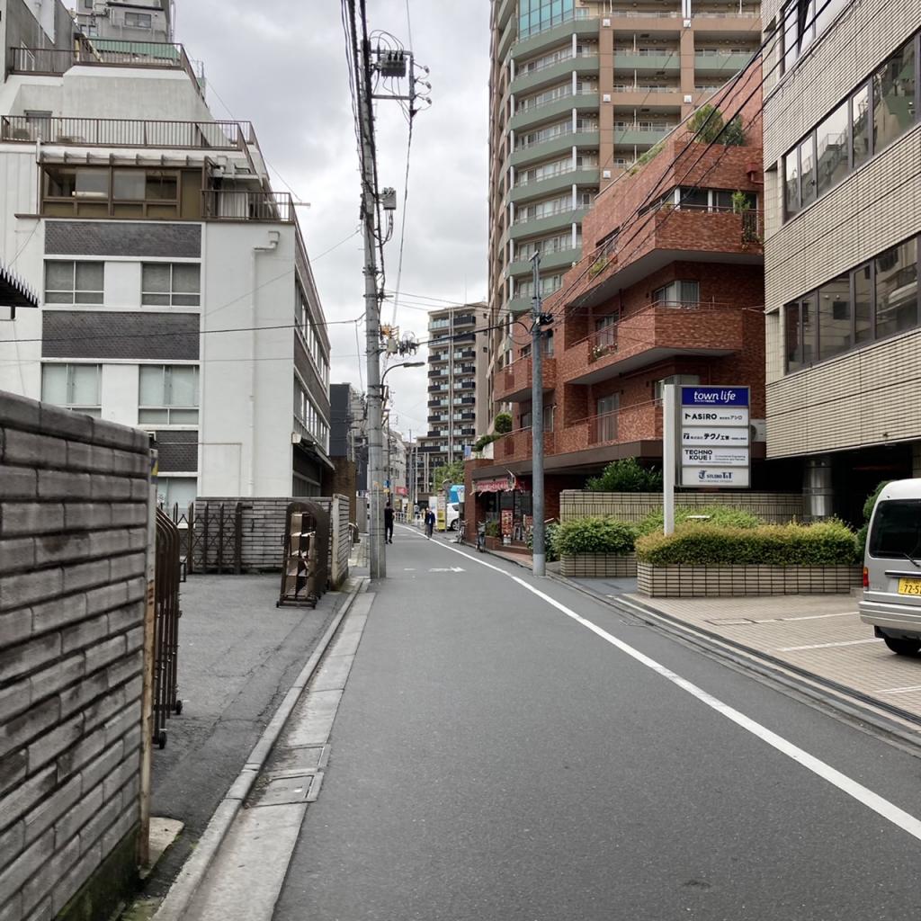 トーワ西新宿ビルのビル前面道路