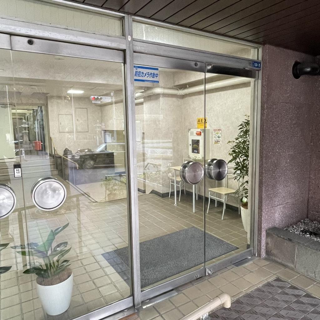 ニュー常磐松マンションのオフィスビル出入口
