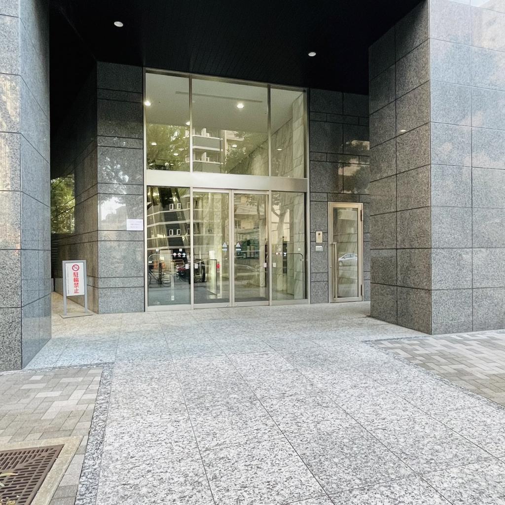 コンシェリア西新宿（ＴＯＷＥＲ’Ｓ ＷＥＳＴ）のオフィスビル出入口