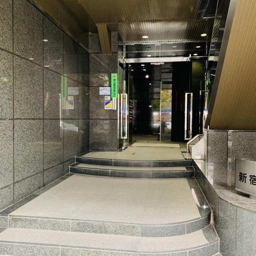 新宿小川ビルのオフィスビル出入口