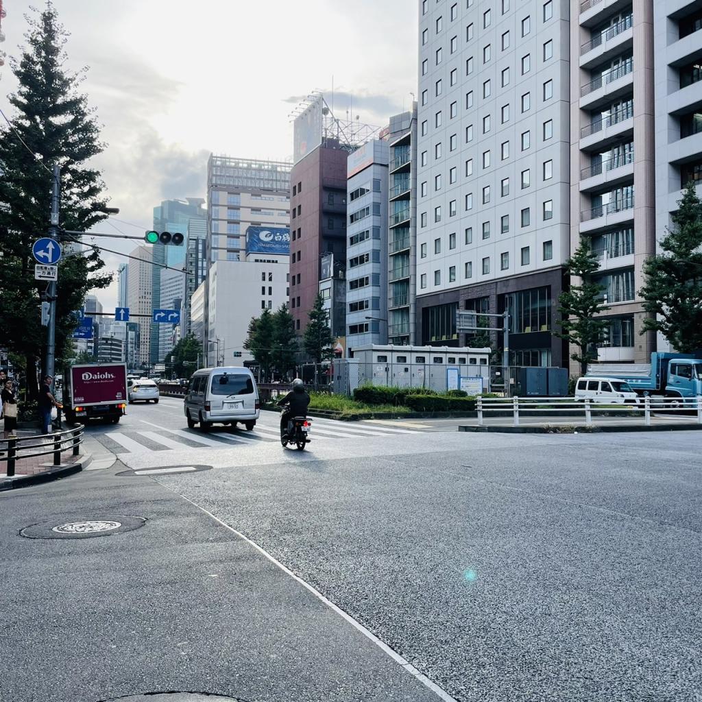松本銀座ビルの前面に昭和通り
