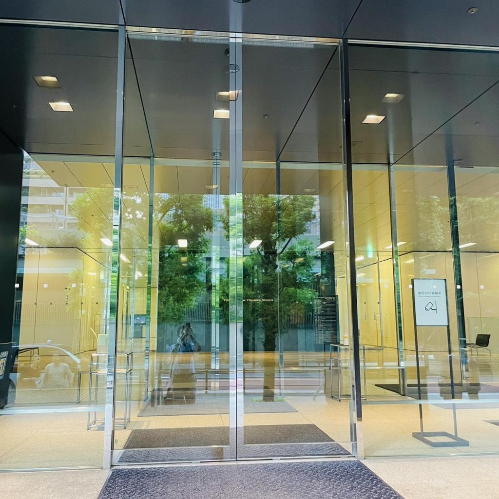 虎ノ門タワーズオフィスのオフィスビル出入口