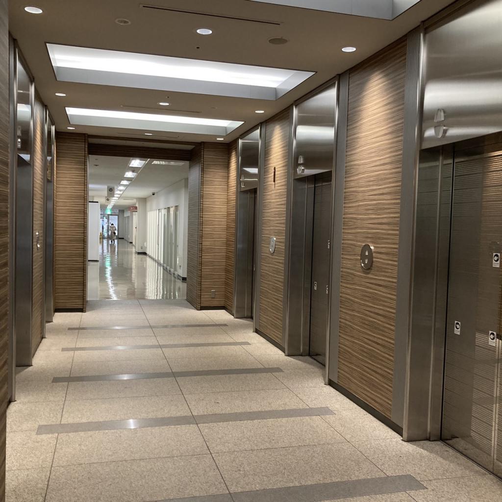 三田国際ビルのエントランスエレベーターホール